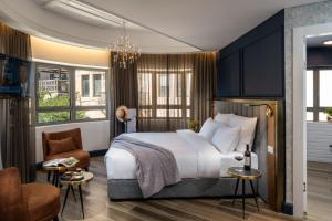 una stanza d'albergo con un letto e una sedia di The David Story Boutique a Gerusalemme