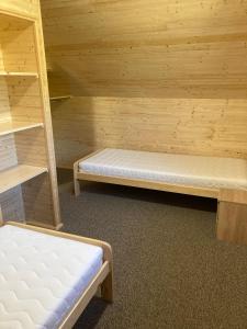 um quarto com duas camas numa sauna em Chalupa Nella II. em Velké Karlovice