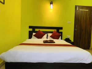 Ліжко або ліжка в номері Hotel October Inn