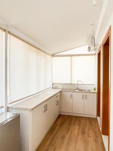 Kuchyň nebo kuchyňský kout v ubytování Voulis Attico Rooms & Apartments