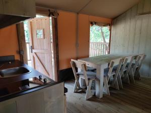Kuchnia lub aneks kuchenny w obiekcie TEIRABOA BASE CAMP
