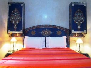 Ένα ή περισσότερα κρεβάτια σε δωμάτιο στο Riad Dar Alia