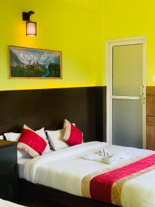 Ліжко або ліжка в номері Hotel October Inn