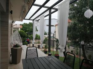 Zahrada ubytování Holiday Home Slavica, prizemlje objekta
