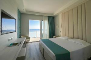 ein Hotelzimmer mit einem Bett und einem großen Fenster in der Unterkunft Hotel Rex in Livorno
