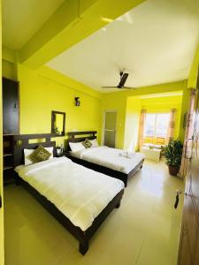Ліжко або ліжка в номері Hotel October Inn