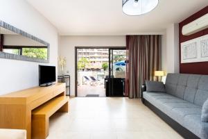 TV a/nebo společenská místnost v ubytování Oceanfront Tenerife South Albatros 125