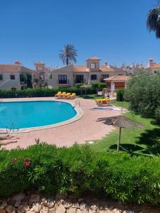 einen Pool in einem Hof mit einem Resort in der Unterkunft Casa Elena Vera in Playas de Vera
