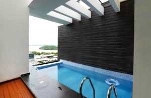 בריכת השחייה שנמצאת ב-St Jacinto Island Villa By JadeCaps- Bay View and Infinity Pool Near Goa Airport או באזור