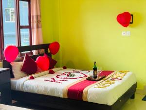 Ліжко або ліжка в номері Hotel October Inn