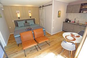 Schlafzimmer mit einem Bett, einem Tisch und Stühlen in der Unterkunft B&B Schoonhoven Suites in Elim