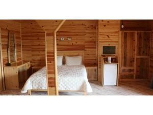 ein Schlafzimmer in einem Blockhaus mit einem Bett in der Unterkunft Toptepe Panorama Hotel 