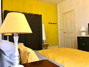 Łóżko lub łóżka w pokoju w obiekcie Petit Appartement dans une maison