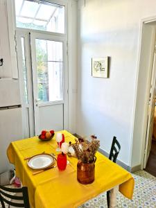 żółty stół z żółtą tkaniną w obiekcie Petit Appartement dans une maison w Bajonnie +10 zdjęć