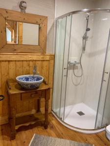 Et badeværelse på Dulrush Fishing Lodge and Guest House