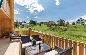 balcón con sillas y mesa con vistas a una colina en Beautiful 3-Bed House in Crni Lug en Crni Lug