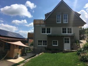 una casa con tetto e cortile di Ferienwohnung am Glockenturm a Weissenburg in Bayern