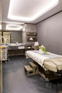 um quarto de hospital com uma cama e um lavatório em Joudyan Olaya Riyadh By Elaf em Riade