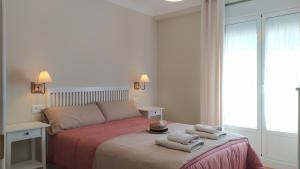 Un dormitorio con una cama con toallas. en Sherryflat Laurel, en Jerez de la Frontera 32 fotos más