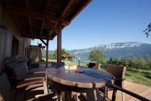 - une table en bois sur une terrasse avec vue sur la montagne dans l'établissement SOUKAVATi TOUSBHITA AKANISHTA KEAJRA, à Dullin