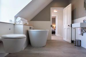 une salle de bains avec toilettes et lavabo dans l'établissement Dunvegan Castle The Farmhouse Cottage, à Dunvegan 8 autres photos