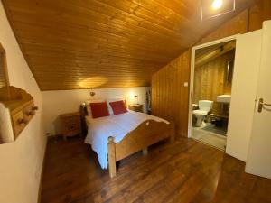 una camera da letto con un letto e un bagno di Chalet 6 chambres avec jacuzzi et parking, La Tania - FR-1-513-72 a La Tania