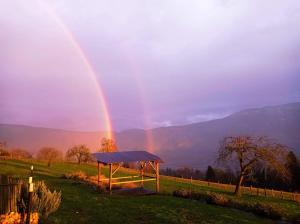 un arc-en-ciel sur un champ avec un kiosque dans l'établissement SOUKAVATi TOUSBHITA AKANISHTA KEAJRA, à Dullin