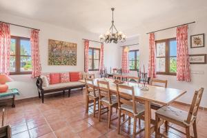 - une salle à manger avec une table et des chaises dans l'établissement Ca Na Pepa, à Muro