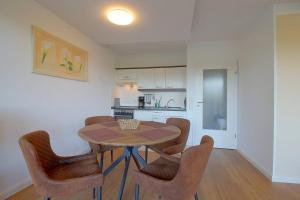 een keuken en eetkamer met een tafel en stoelen bij Apartment 449 in Hohegeiß