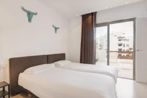 Postel nebo postele na pokoji v ubytování Bentor 3-1 PENTHOUSE JACUZZI POOL VIEW 3B + 14 fotografií
