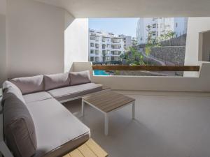 sala de estar con sofá y mesa de centro en Bentor 1-4 POOL VIEW 2B, en Palm-mar