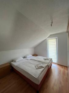 科尼茨S&R Lake View Hostel的一间带大床和窗户的卧室 更多13张照片