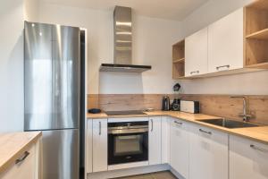 A kitchen or kitchenette at Ancor 1-1 POOL VIEW 2B