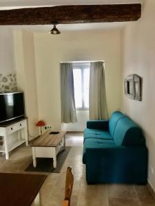 Televízia a/alebo spoločenská miestnosť v ubytovaní Appartement de village face à la rivière