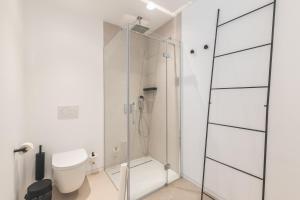 A bathroom at Infinity 0-8 LUXE SEA VIEW 2B Még 8 kép