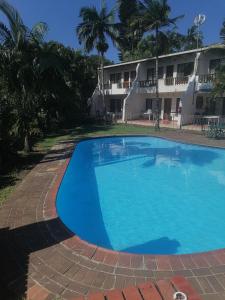 una gran piscina azul frente a un edificio en St Lucia Villa Mia 5, en St Lucia