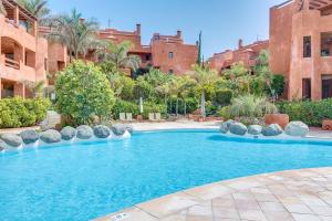 une grande piscine dans une cour avec des bâtiments dans l'établissement Romen 2-2 PENTHOUSE SEA VIEW & JACUZZI 2B, à Palm-mar