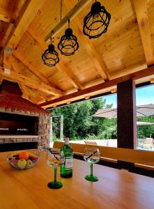 - une table en bois avec 2 verres à vin dans l'établissement Apartmani Vesna, à Opric