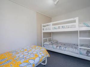 un dormitorio con dos literas en Pipi Palace - Whangamata Bach, en Whangamata