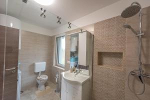 Koupelna v ubytování Bridgiet Home Apartman + 15 fotografií