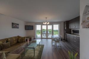 TV a/nebo společenská místnost v ubytování Bridgiet Home Apartman