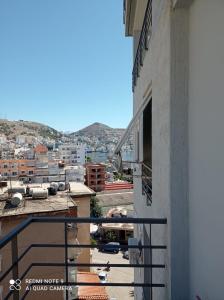 een balkon met uitzicht op de stad bij Saranda relax apartments in Sarandë