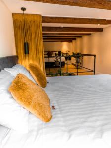 een teddybeer op een bed bij Appartement Wolf in Alkmaar