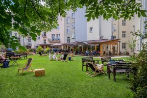 grupa ludzi siedzących w fotelach w parku w obiekcie Hotel Yarden by Artery Hotels w Krakowie