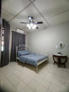 Un pat sau paturi într-o cameră la RUMAH RAISHA PRIVATE POOL