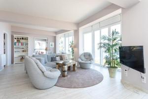 Televízia a/alebo spoločenská miestnosť v ubytovaní Prime Homes Playa Jardín Studio