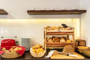 un bancone con cestini di pane e altri prodotti da forno di Hotel Frechener Hof a Frechen