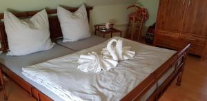 سرير أو أسرّة في غرفة في Ferienwohnung Safari