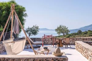 un patio con hamaca y vistas al océano en Villa Zoi en Korithion