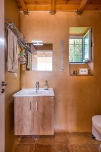 uma casa de banho com um lavatório e um WC em Villa Zoi em Koríthion